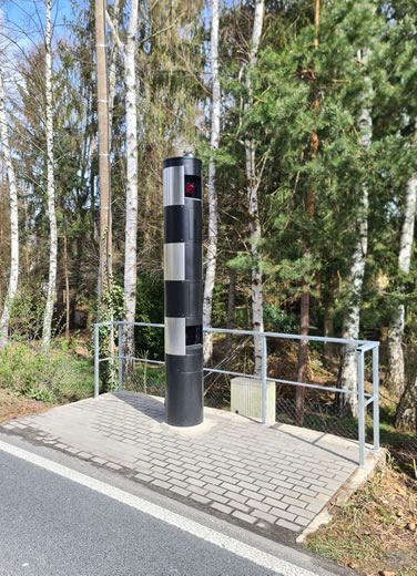 Nahaufnahme neue Blitzersule in Auer